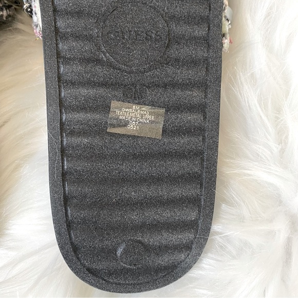 New!! GUESS SALEMA3 FLATS - Picture 3 of 4